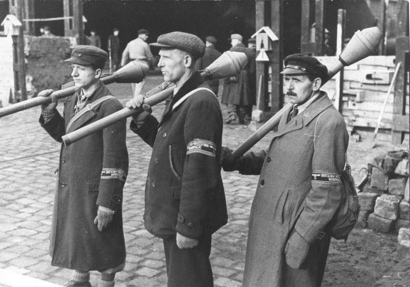 Hombres reclutados a última hora, armados con Panzerfaust, engrosan las filas de la Volkssturm.
