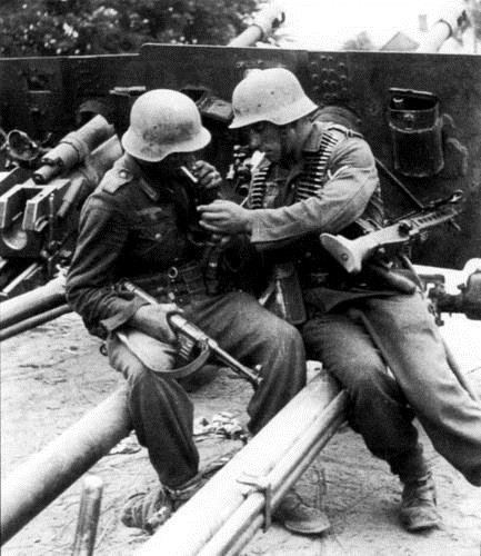 Dos soldados comparten tabaco antes del inminente combate (izda. una MP-40).