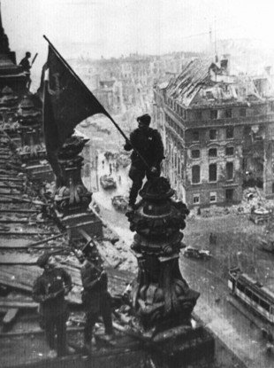Soldados soviéticos en el tejado del Reichstag alzan la bandera de la URSS.