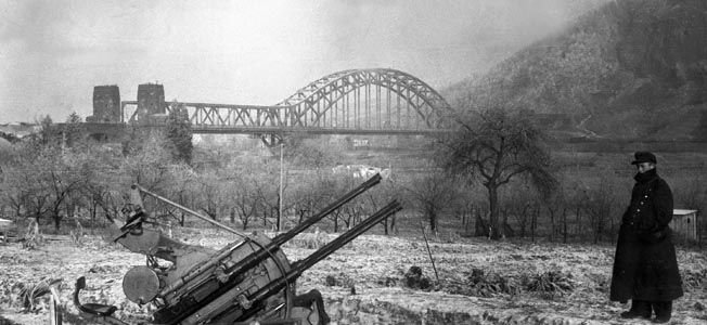 Posición antiaérea alemana junto al puente Ludendorff.