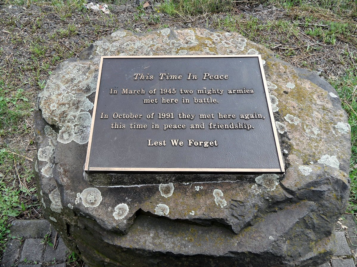 Una placa conmemorativa recuerda a los que participaron en la lucha por el puente de Remagen.